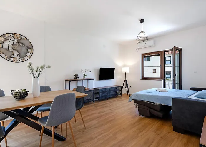 Apartman Lovely In With Wifi Brodarica